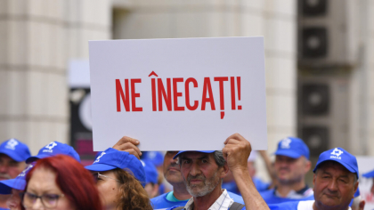 Angajații de la Apele Române protestează la Ministerul Mediului: Lucrăm cu apă, dar nu trăim cu aer