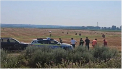 Doi tineri au fost loviţi cu maşina pe un câmp din Vaslui, după o şicanare în trafic. Unul dintre ei a murit, iar altul este în stare gravă