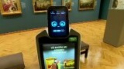 La Palatul Culturii din Iași funcționează primul robot supraveghetor de muzeu din România. Vizitatorii îi ascultă ”ordinele”