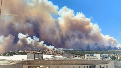 Incendiile din sudul Franței închid Aeroportul Marseille Provence. Sute de pompieri luptă cu flăcările