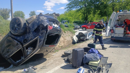 Şapte răniți după ce două mașini s-au ciocnit și au ajuns în șanț, pe un drum național din Vrancea