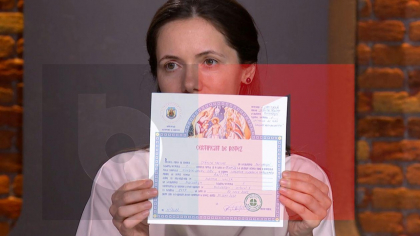 Partenera lui Nicușor Dan a arătat la TV certificatele de botez ale copiilor. ”Nu am făcut din asta marketing sau publicitate”