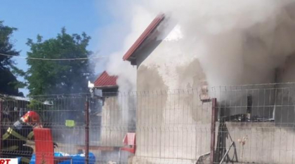 O femeie a fost ucisă cu sălbăticie și apoi incendiată în propria casă. Polițiștii îl caută pe fostul său iubit