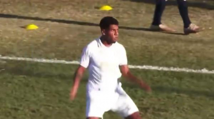 Momentul în care un fotbalist brazilian sărbătorește un gol în "stil Ronaldo" şi se lovește la picior