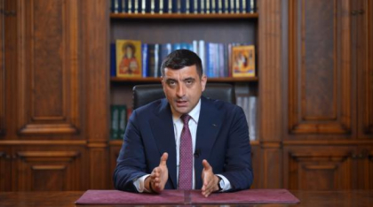 George Simion a copiat până și biroul lui Călin Georgescu. Și-a pus icoane și cărți. Sociolog: „O campanie în oglindă”