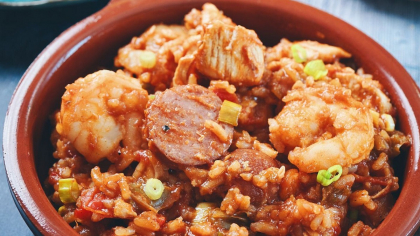Jambalaya, un deliciu cu origini în Louisiana, asemănătoare paellei spaniole. Mâncarea de care cei care adoră gustul picant se vor îndrăgosti de la prima îmbucătură