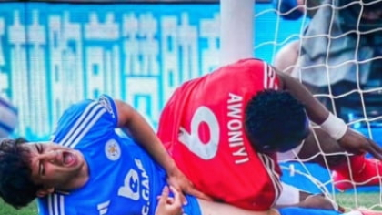 Un fotbalist din Premier League e în comă indusă după ce s-a lovit de bară