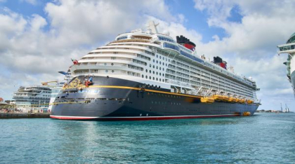 Un tată a sărit de pe un vas de croazieră Disney ca să-și salveze fetița care căzuse peste bord. Martorii au privit uimiți momentul