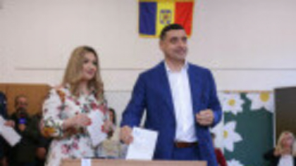 Cum s-a afișat Ilinca Simion în dimineața alegerilor prezidențiale. Ținuta purtată de soția lui George Simion la vot. FOTO