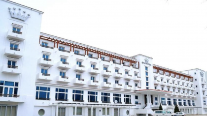 Hotelul Rex din Mamaia, cândva un simbol al luxului, acum o simplă ruină. Clădirea este îngropată sub praf, lacăte și tăcere