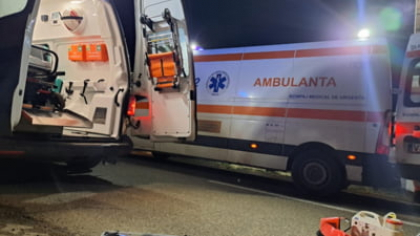 Un camion, plin cu butelii, și o mașină s-au lovit în plin, la ieșirea din Tecuci, județul Galați. Două persoane au fost rănite