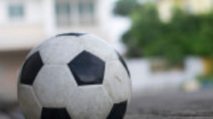 Un cuplu milionar a primit 1.000 de lire despăgubiri după ce 170 de mingi de fotbal au fost aruncate în grădina lor