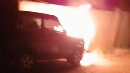 Vehicul folosit de liderii ceceni în Mariupolul ocupat, incendiat de partizanii pro-ucraineni: „Salutări kadîroviților!”
