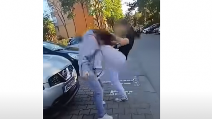 Caz șocant în Alba Iulia. O copilă care își plimba câinele, bătută de o adolescentă, în plină zi