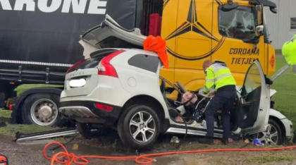Accident teribil în Suceava: O mașină a intrat sub un TIR. O mamă a murit, fiicele sale sunt grav rănite