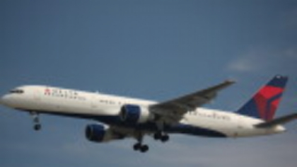 A picat din cer. Un american s-a trezit cu o bucată dintr-un avion pe alee iar echipajul nu a sesizat nimic