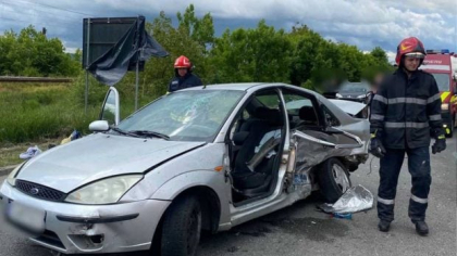 Accident între patru mașini, în Cluj: o fată de 18 ani a fost proiectată prin parbriz