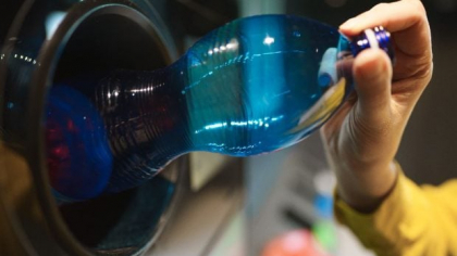 Sticlele de plastic se schimbă din nou: după capacele care nu se mai desprind, vine altă surpriză