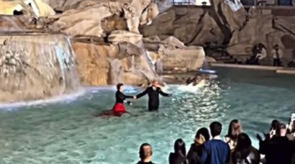 VIDEO Un cuplu de proaspăt căsătoriți a sărbătorit evenimentul cu un dans în Fontana di Trevi. Cum şi-au justificat gestul inedit