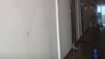 Zeci de apartamente din Galați au fost inundate într-un bloc recent reabilitat. „Nu s-au gândit că vin ploile?”