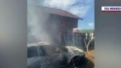 Mai multe locuințe din Mehedinți, la un pas să fie cuprinse de flăcări în urma unui incendiu. O mașină a ars în întregime