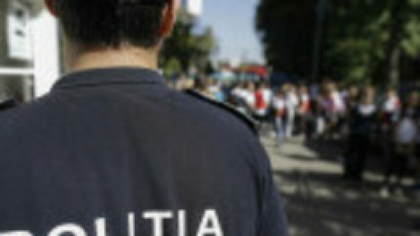 O elevă din Gorj a fost reținută după ce a amenințat cu cuțitul un coleg. Incidentul s-a petrecut pe holul liceului