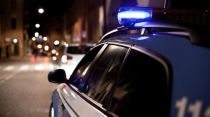 Un italian i-a băgat capul iubitei românce într-o oală cu apă fierbinte, iar ea l-a înjunghiat. Amândoi sunt la spital