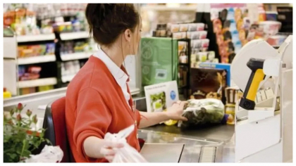 Gestul înduioșător făcut de o casieriță din Kaufland. Cum a fost ajutată o bătrânică umilă de femeie: „Țara asta mai are șanse”