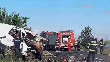 Doi morți și doi sunt răniți după ce o autoutilitară cu pepeni și un autoturism s-au ciocnit pe un drum din Teleorman. Una dintre mașini a luat foc