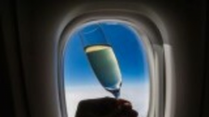 Ce băuturi nu ar trebui niciodată consumate în avion. Explicațiile unei însoțitoare de bord