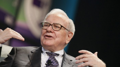 Oracolul din Omaha se ţine de promisiuni: Warren Buffet, în vârstă de 94 de ani, donează 6 mld. dolari unor fundaţii caritabile. El a promis că până la finalul vieţii îşi va dona aproape toată averea