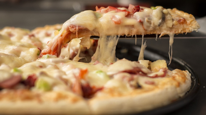 Situație neobișnuită în SUA. Doi polițiști au mers să livreze o pizza, după ce l-au arestat pe curier