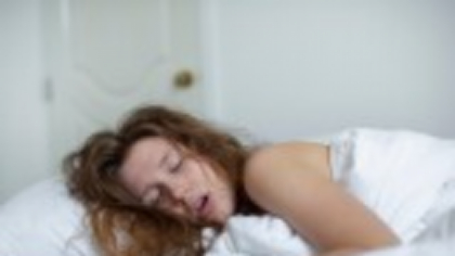 Sforăitul constant și oboseala din timpul zilei indică tulburări respiratorii grave. La ce trebuie să fim atenți