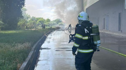 Incendiu devastator la un centru comercial în renovare din Arad. Flăcările s-au extins în interiorul clădirii, autoritățile au emis Ro-Alert
