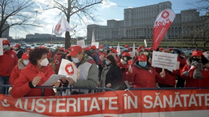 Profesorii și angajații din sănătate protestează în fața Parlamentului chiar când Guvernul Bolojan își asumă măsurile de austeritate