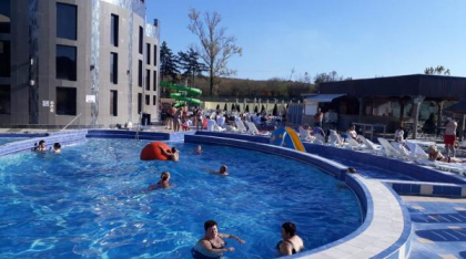 Pericolul din piscină. Probleme de sănătate pe care le poți dezvolta de la apa din bazine