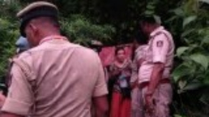 O rusoaică și două fetițe au fost descoperite locuind într-o peșteră din India. Poliția nu își explică cum au supraviețuit
