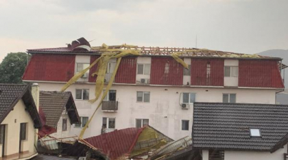 Vijeliile au făcut ravagii în nord-vestul țării: acoperiș de bloc spulberat la Deva, zeci de copaci doborâți în Satu Mare