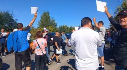 Tensiune la Hunedoara. Angajații concediați de la ArcelorMittal au intrat peste conducere. Protestatarii au blocat un drum național