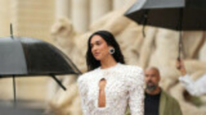 Dua Lipa, plină de eleganță la Săptămânii Modei Haute Couture de la Paris. Ce ținuta a purtat. GALERIE FOTO