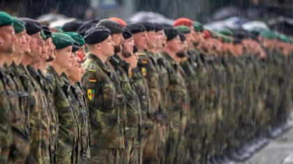 Soldații nemți care păzesc permanent granița NATO din Lituania primesc prăjituri în cafenele și oamenii le mulțumesc pe stradă