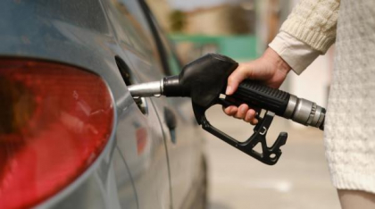 Caz şocant în Italia: o femeie a murit carbonizată în timp ce alimenta maşina într-o benzinărie