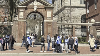 Ce se întâmplă cu studenții români care învățau la Harvard? Reacția Ministerului Educației după ce administrația Trump a dat afară studenții străini