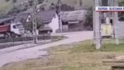 O femeie a murit după ce s-a izbit cu mașina de un camion pe contrasens, în Suceava. O cameră a surprins momentul cumplit