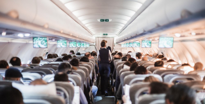 Un bărbat care s-a dat drept însoțitor de zbor a obținut bilete gratuite pentru 120 de călătorii cu avionul