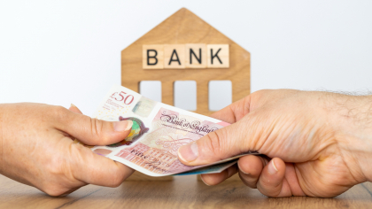 Retragere numerar de la bancomat. Taxă pentru cei care scot bani de la aceste ATM-uri