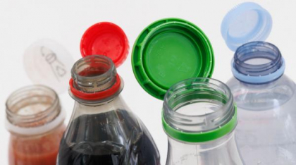 Sticlele de plastic continuă să se schimbe. După capacul care nu se desprinde, mai vine o noutate