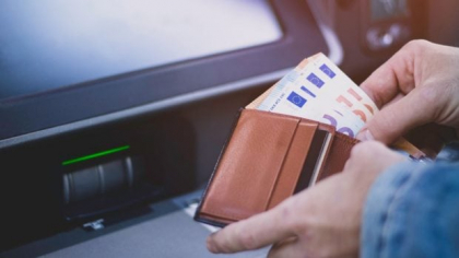 Cum a pierdut un român 20.000 euro în 90 de minute, păcălit că va câștiga 40.000 de euro. „Mi-a spălat creierii, e nebunia câștigului”