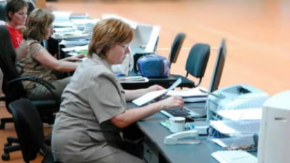 Scade numărul de bugetari din România. Prima lună cu Bolojan premier a însemnat o reducere de ordinul zecilor de mii
