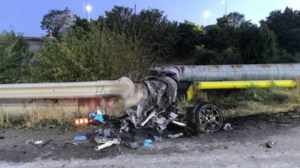 Doi tineri au murit carbonizați în mașină, după ce au fugit de polițiști și s-au izbit de o conductă de termoficare din Râmnicu Vâlcea | VIDEO